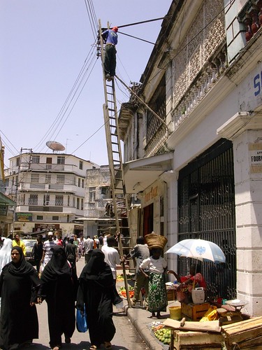 Réparateur sur échelle à Mombasa par dubpix
