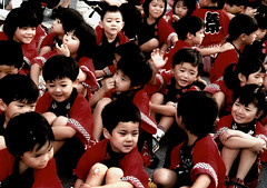 日本沖繩，慶典節目中的孩童。(Mark Boucher/攝影)