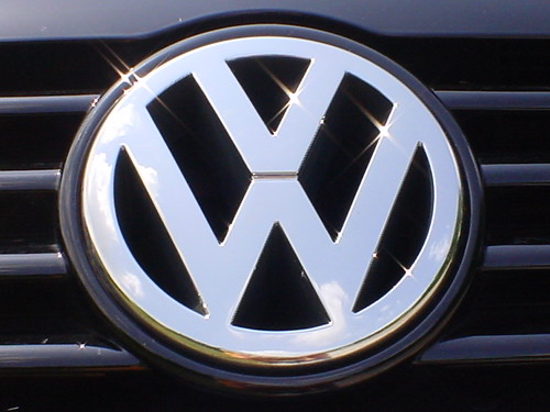 Het logo van Volkswagen werd gisteren even extra opgepoetst, toen het Duitse merk het grootste van de wereld was geworden.