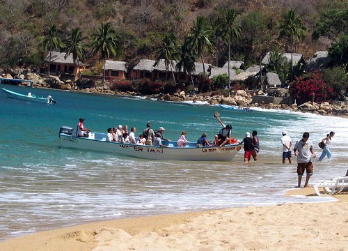 Water Taxi at Yelapa por brettanicus.
