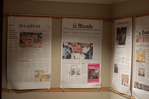 Blown up front pages at UC Berkely Grad School of Journalism par Steve Rhodes