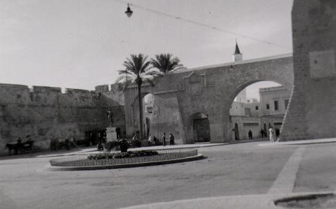 صور قديمه لمدينة طرابلس الغرب 131987557_3d5b2dc121