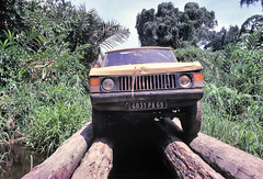 Range Rover - Log Bridge
