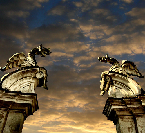 Two dragons... (the gate to the end) por Giampaolo Macorig
