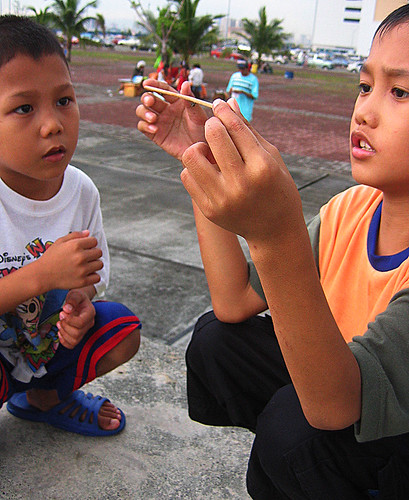  boys spider stick playing Buhay Pinoy Philippines Filipino Pilipino  people pictures photos life Philippinen  菲律宾  菲律賓  필리핀(공화국)     
