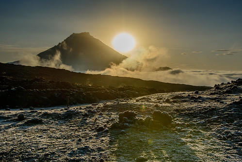 Sunrise behind Volcano Udina ©  kuhnmi
