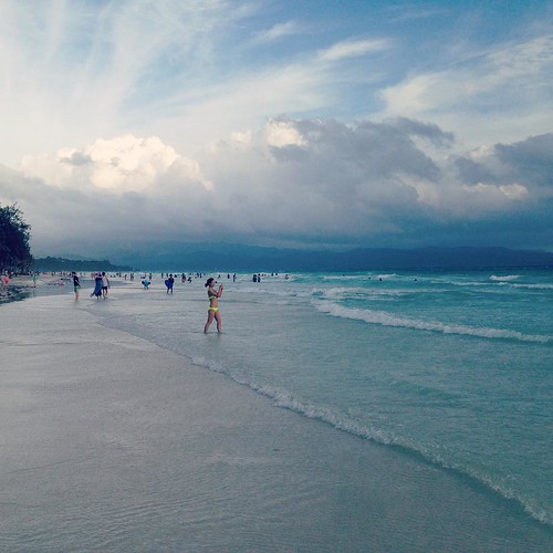 At the White Beach!! #Travel #Summer #Vacation #Boracay #Island #Philippines #Ocean #White #Beach #Sky #Cloud #Peoples ©  Jude Lee