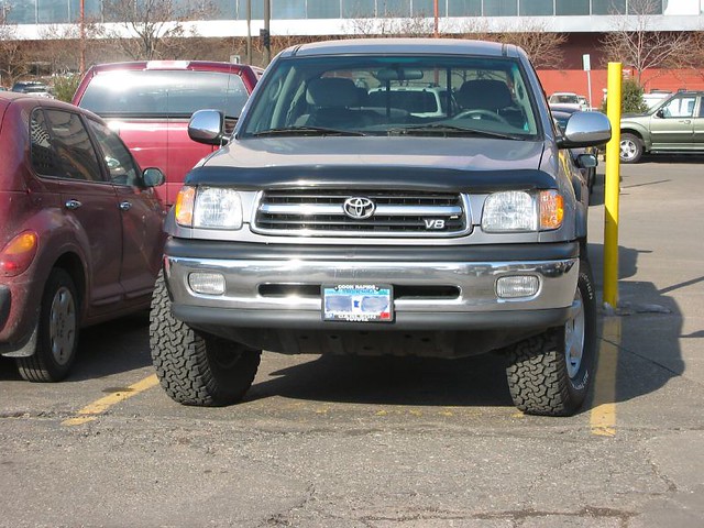 truck pickuptruck toyota v8 jerk baddriver obnoxious badparking inconsiderate nicecompact