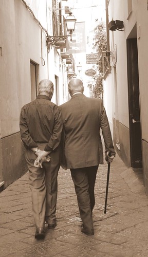 Amelia PS 拍攝的 two old men walking and talking。
