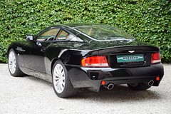 Aston Martin Vanquish (2002).