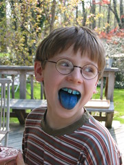 colorantes perjudiciales, niño mostrando lengua azul