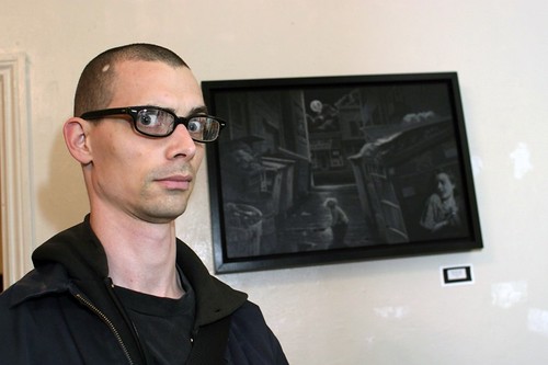 Fred Einaudi ao lado de uma de suas pinturas