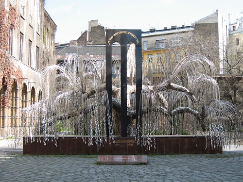 אנדרטת הזיכרון עץ החיים, הרובע היהודי בבודפשט