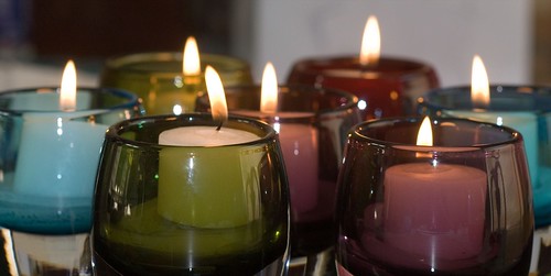 Свечи с морозильника горят в два раза дольше, разноцветные свечи в стеклянных подсвечниках