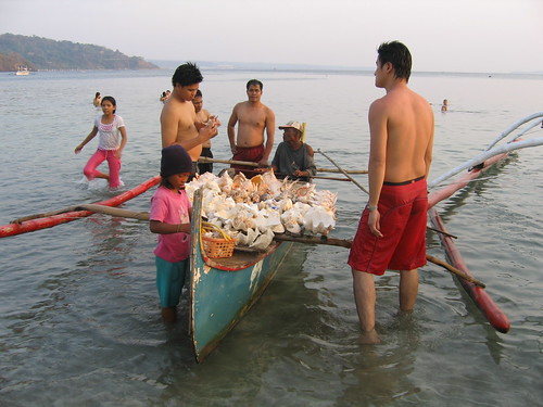 Baretto, Olongapo shells and corals for sale boat seaside scene rural Pinoy Filipino Pilipino Buhay  people pictures photos life Philippinen  菲律宾  菲律賓  필리핀(공화국) Philippines souvenir   