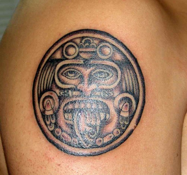 Tatuaje calendario azteca Pupa Tattoo Granada. Pupa Tattoo Art Gallery