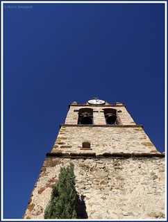 Contre-plongée sur le clocher de l'église de Castelnou