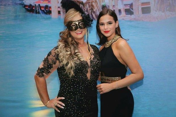 Bruna Marquezine se diverte ao lado de Carol Dantas em festa de aniversário da mãe de Neymar