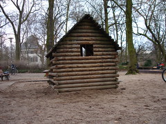 Kleine Hütte im Holzhausenpark als Beispiel für Miniarchitektur