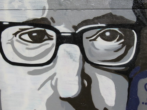 Woody Allen con su estatua en Oviedo
