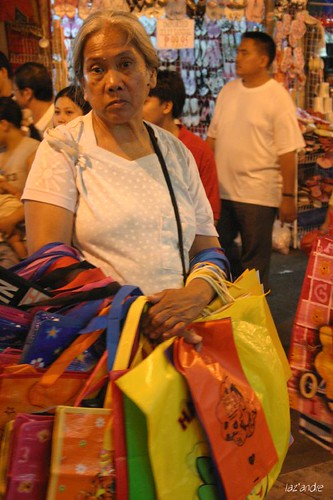 quiapo vendor old woman elderly manila street sidewalk Pinoy Filipino Pilipino Buhay  people pictures photos life Philippinen  菲律宾  菲律賓  필리핀(공화국) Philippines    