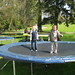 Jacob og Sebastian på trampolinen