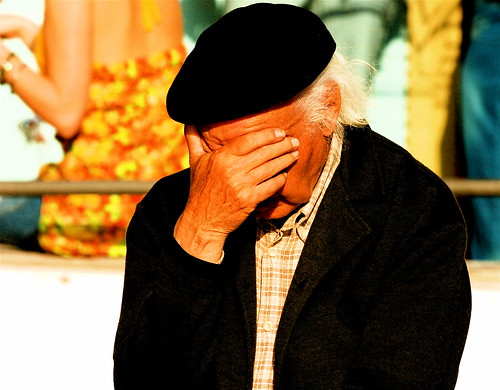 フリー画像|人物写真|一般ポートレイト|老人/お年寄り|おじいさん/おじいちゃん|落胆/落ち込む|帽子|ポルトガル人|フリー素材|