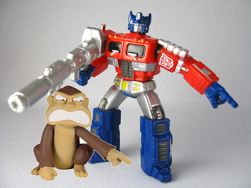 Optimus is totally doing the "evil monkey" pointing!!!