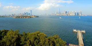 Mardi 25 août 2015. Au pied de la Statue de la Liberté. Vue depuis le haut du socle  de la statue. A gauche , Jersey City et Ellis Island , à droite, Manhattan.