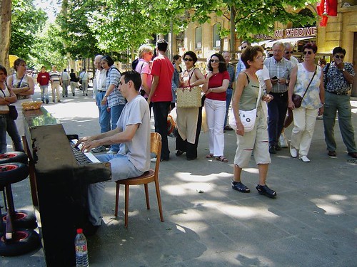 Pianist in Aix main street