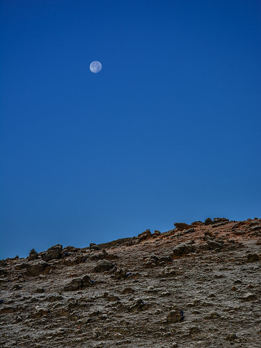 Moon over Tolbachik ©  kuhnmi