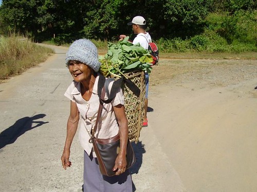  elderly vegetable zambales basket peddler Pinoy Filipino Pilipino Buhay  people pictures photos life Philippinen  菲律宾  菲律賓  필리핀(공화국) Philippines    