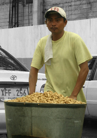  Pinoy Filipino Pilipino Buhay  people pictures photos life Philippinen  菲律宾  菲律賓  필리핀(공화국) Philippines  South Superhighway peanut vendor peanut vendor peddler ambulant boiled 