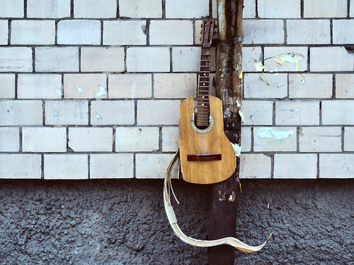 Tortured guitar ©  Mikhail Kryshen
