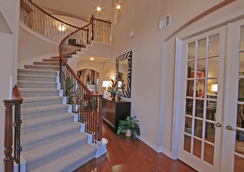 www.BuilderBlueprint.com stairs_french_doors por Carson Coots.