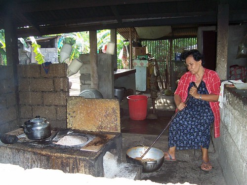 Palauig, Iba, Zambales elderly woman cooking making pastilyas de leche, food, Philippines, pinoy, rural, snack, traditional, woman, working, Pinoy Filipino Pilipino Buhay  people pictures photos life Philippinen  菲律宾  菲律賓  필리핀(공화국) Philippines    