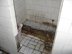 How most of the world goes to the loo - hotel ablutions at Houxia, China/ 世界のほとんどの人々にとって、これが普通 - ホウシャ町(中国)