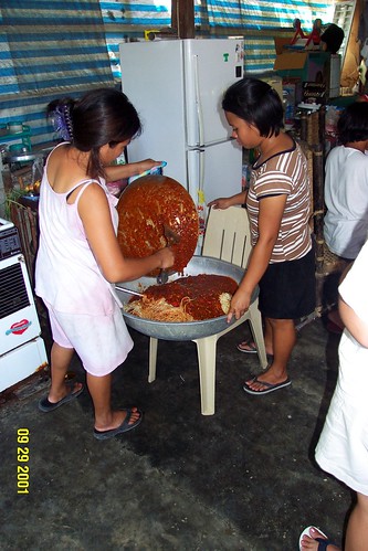 Philippinen  菲律宾  菲律賓  필리핀(공화국) Pinoy Filipino Pilipino Buhay  people pictures photos life  food, Philippines, rural, woman, working food spaghetti wok big preparing feast cooking 