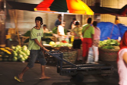 Carbon Market, Cebu kariton man pushing cart  Buhay Pinoy Philippines Filipino Pilipino  people pictures photos life Philippinen      
