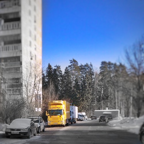 yellow truck ©  sergej xarkonnen