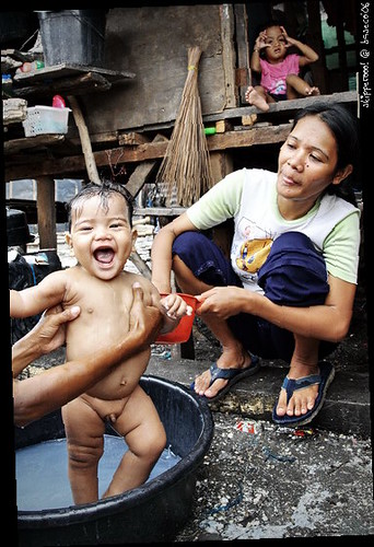  Baseco bath time infant baby Buhay Pinoy Philippines Filipino Pilipino  people pictures photos life Philippinen  菲律宾  菲律賓  필리핀(공화국)     