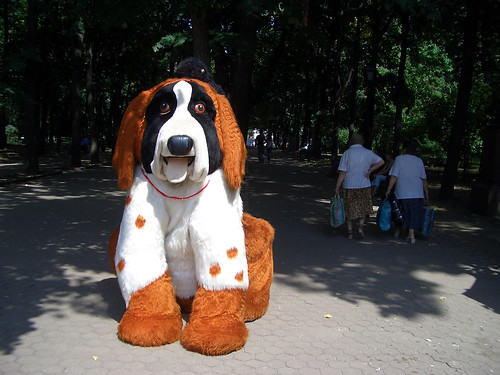 Giant dog, park, Chisinau ©  mia!
