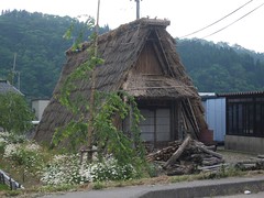 茅葺きの炭焼き小屋