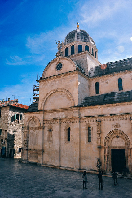 1402年規劃，1432年興建，最終在1555年完成，共耗時一個半世紀完成的聖雅各大教堂，並於2000年列入世界遺產。