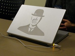 Son of Mac de Magritte na tampa de um PowerBook
