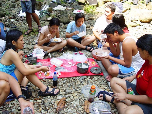 Philippines,Pinoy,Filipino,Pilipino,Buhay,Life,people,pictures,photos,rural,picnic,lunch,late,sitting, eating