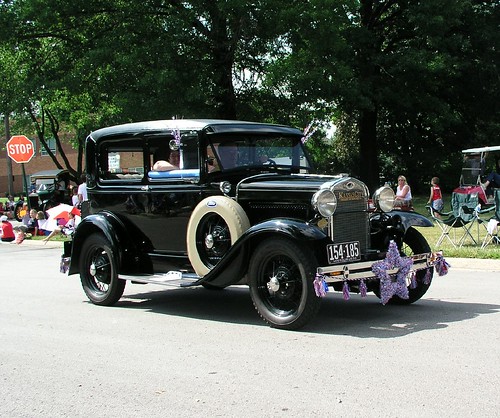 CLASSIC ANTIQUE GANGSTER CARS FROM THE 1920s1940s