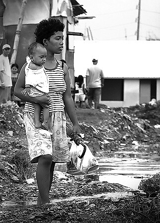 Baseco Tondo Slum mother walks with her baby on tow Pinoy Filipino Pilipino Buhay  people pictures photos life Philippinen  菲律宾  菲律賓  필리핀(공화국) Philippines  mud  