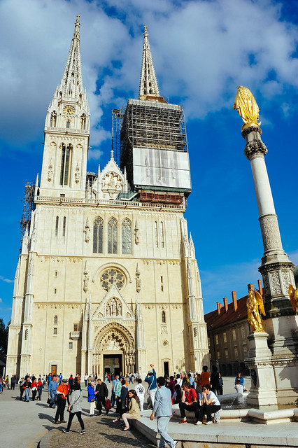 終於到達首都的Zagreb，可以分成舊城區 (Upper Zagreb)與新城區 (Lower Zagreb)，兩區之間有纜車連接，纜車旁也有階梯可走，以便於往返兩區。「舊城區」主要以「聖母升天教堂」做為地標。