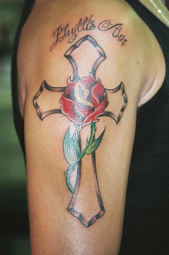  Tatuaje cruz Pupa Tattoo Granada 